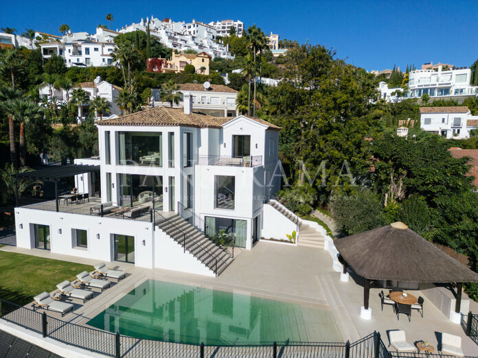 Luxury villa offering an exquisite fusion of contemporary elegance, bespoke craftsmanship, and breath-taking views in Los Arqueros