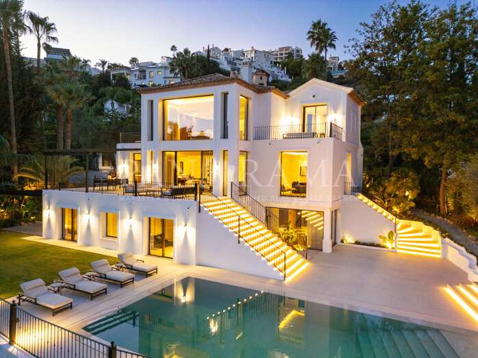 Villa de luxe offrant une fusion exquise d’élégance contemporaine, d’artisanat sur mesure et de vues à couper le souffle à Los Arqueros