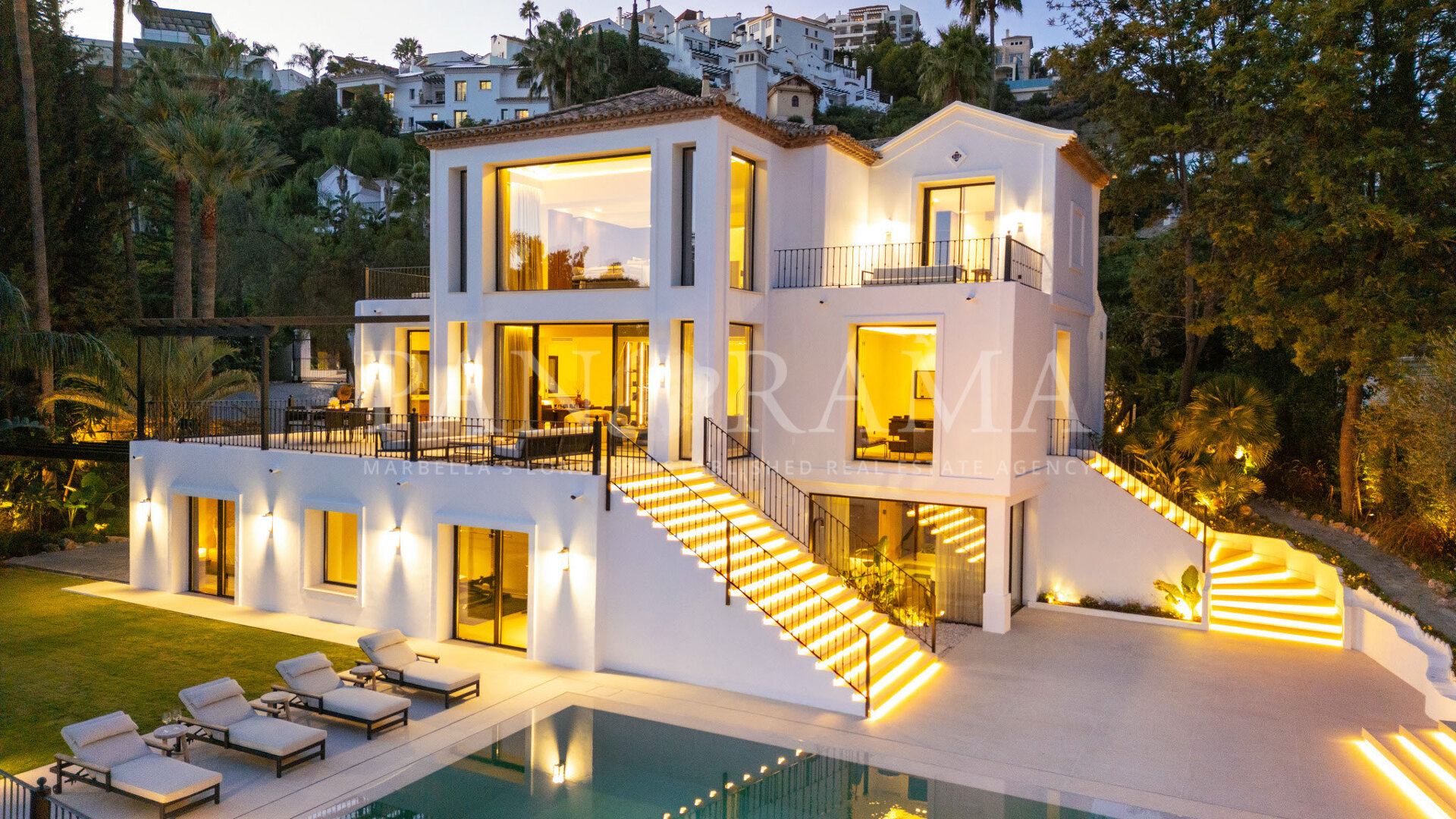 Villa de luxe offrant une fusion exquise d’élégance contemporaine, d’artisanat sur mesure et de vues à couper le souffle à Los Arqueros