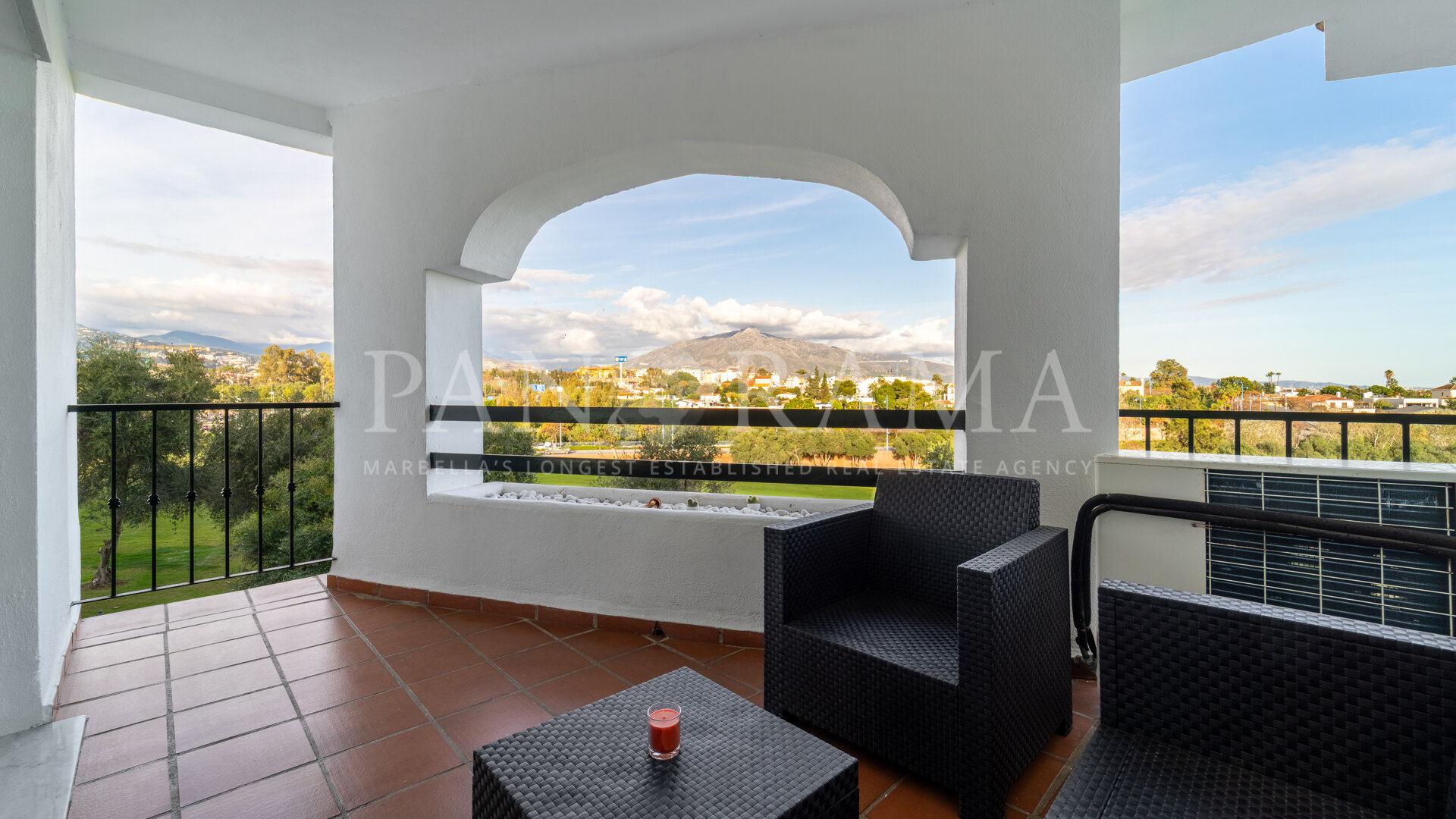 Very spacious, unfurnished beachside apartment in Guadalmina Baja, Marbella