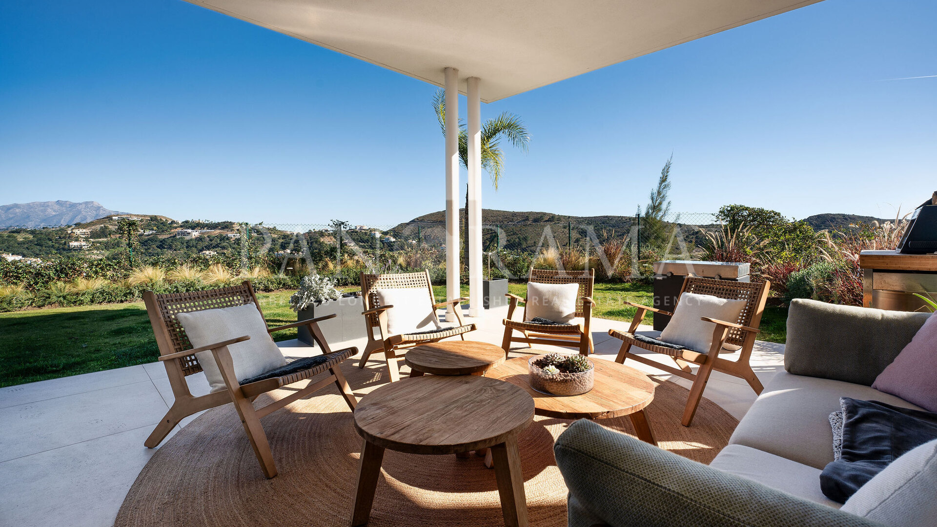 Eck-Duplex mit Panoramablick auf Meer und Berge in Marbella Club Hills