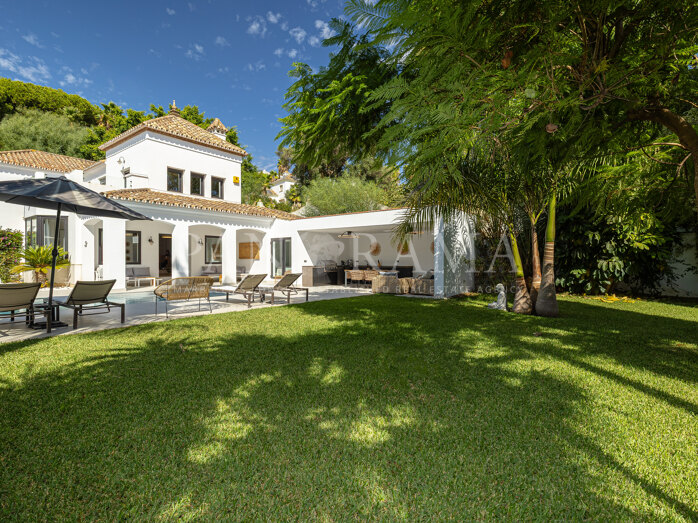 Uitzonderlijke villa met 5 slaapkamers in El Paraíso Alto, Benahavís, met elegantie en charme