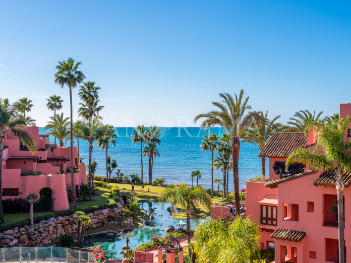 Impressive duplex penthouse on the beachfront with panoramic views of the sea and Gibraltar in Cabo Bermejo