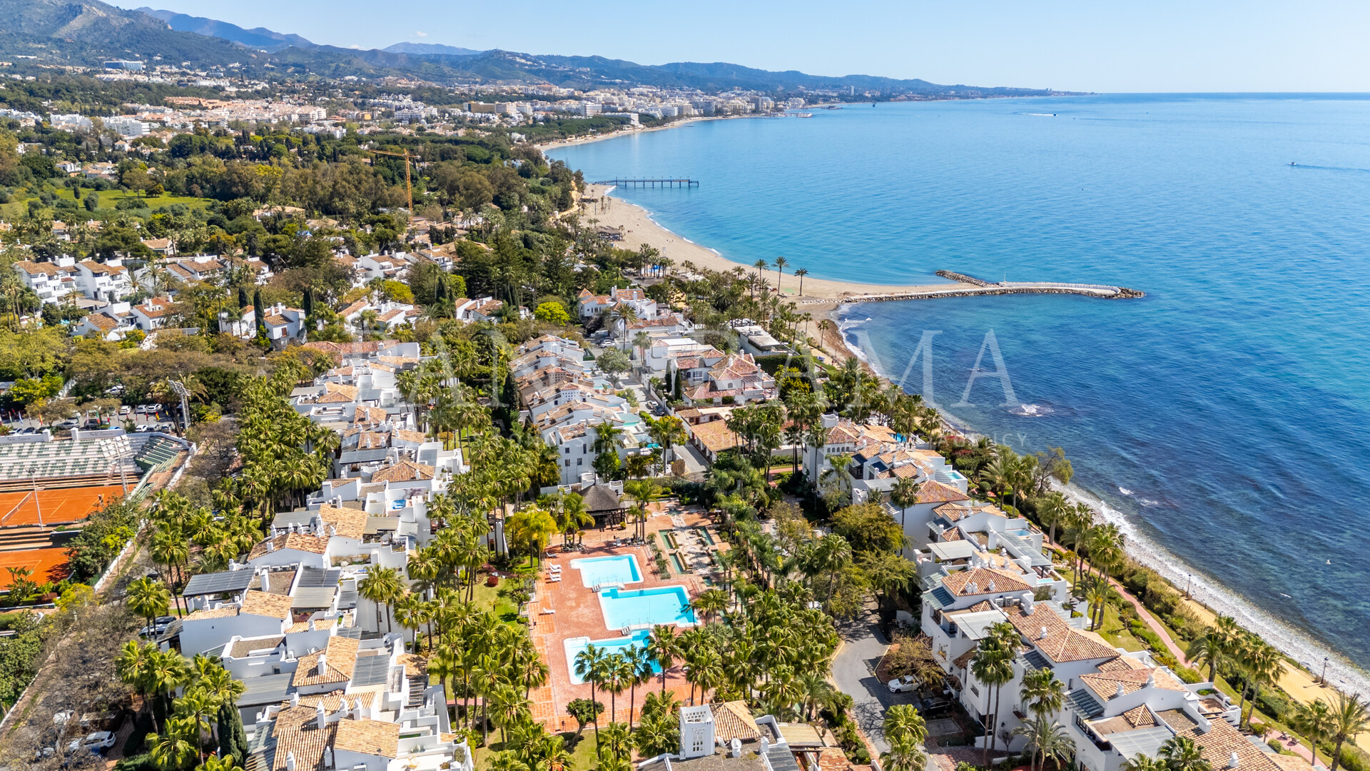 Immaculate luxury apartment in an ultra-prime location, in the Persian Gardens of Marina Puente Romano