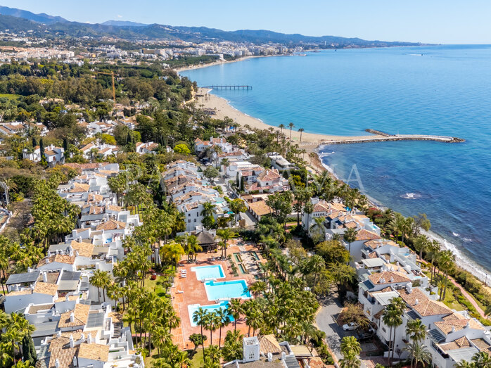 Immaculate luxury apartment in an ultra-prime location, in the Persian Gardens of Marina Puente Romano