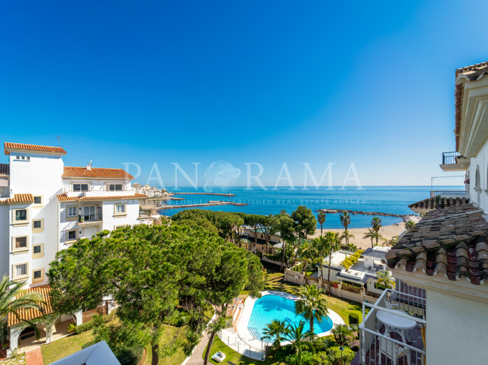 Fabulous beachside duplex penthouse with sea views in Andalucía del Mar, Puerto Banús
