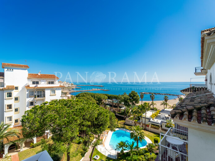Fabulous beachside duplex penthouse with sea views in Andalucía del Mar, Puerto Banús