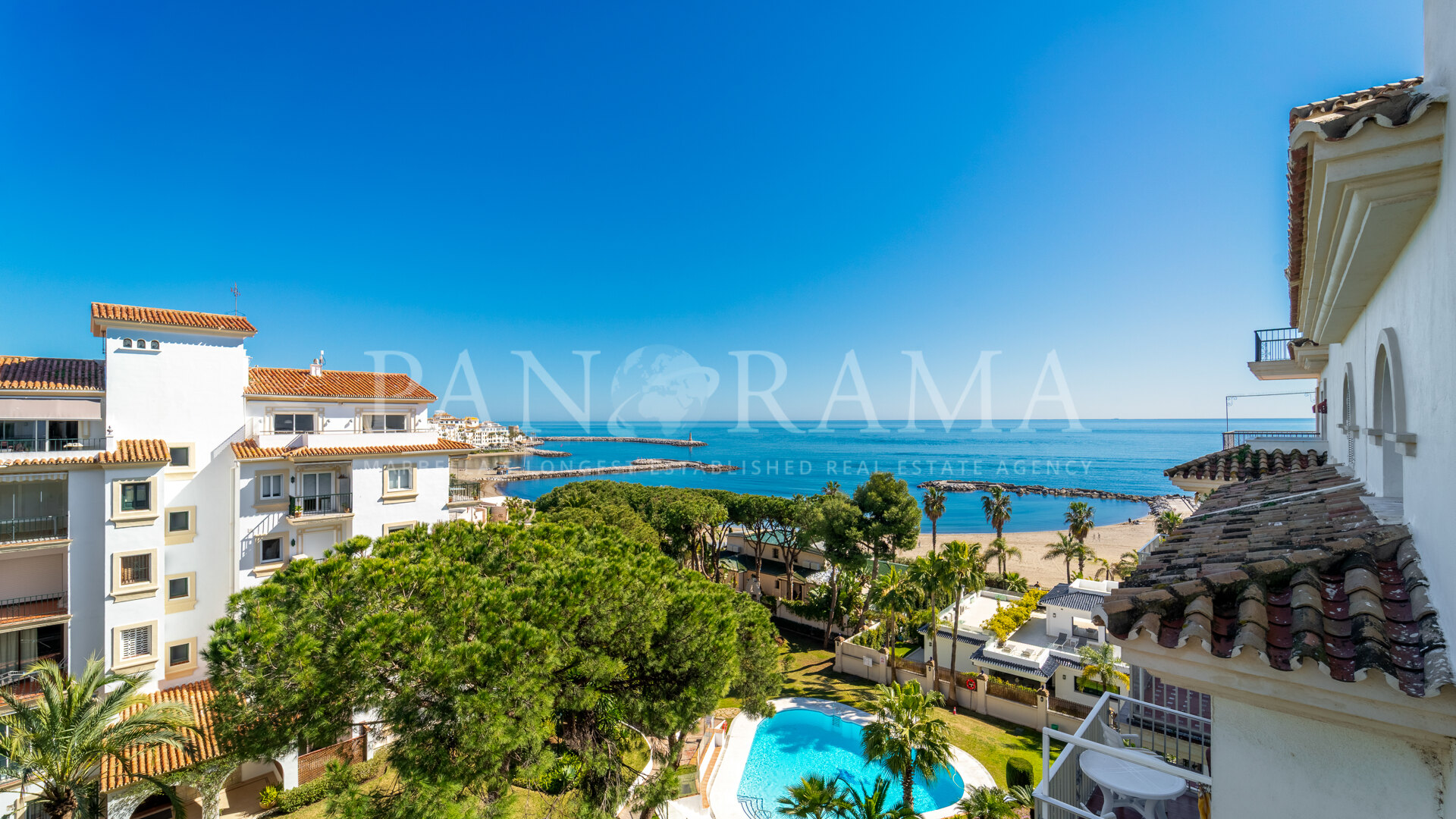 Fabulous beachside duplex penthouse with sea views in Andalucía del Mar, Puerto Banús