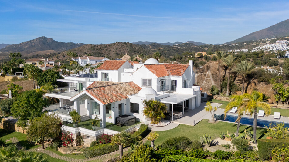 Villa raffinée orientée plein sud avec vue panoramique sur la mer et les montagnes à Puerto del Almendro, Benahavís