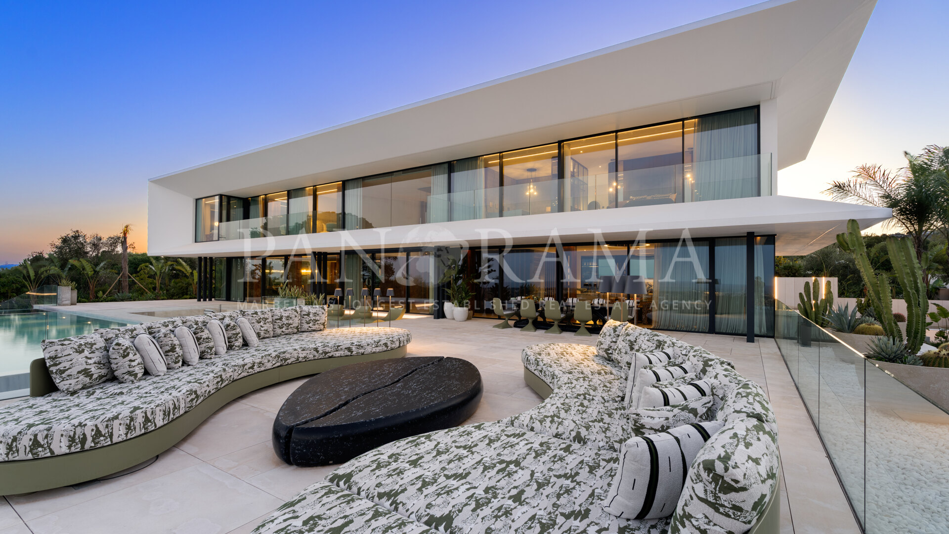 Contemporary luxury villa with panoramic golf and sea views in La Reserva de Sotogrande