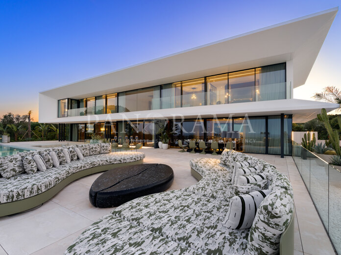 Contemporary luxury villa with panoramic golf and sea views in La Reserva de Sotogrande