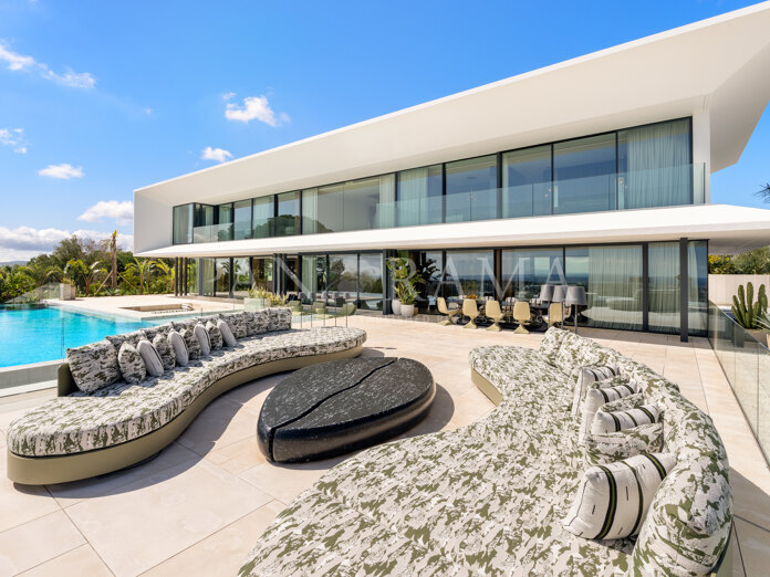 Hedendaagse luxe villa met panoramisch uitzicht op golfbaan en zee in La Reserva de Sotogrande