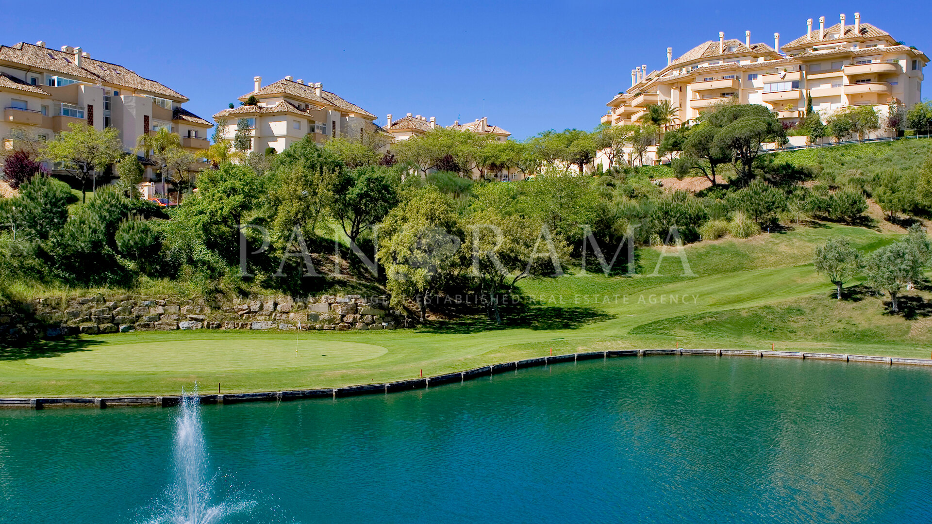Exclusief penthouse met panoramisch uitzicht op zee, golf en meer in Elviria Hills
