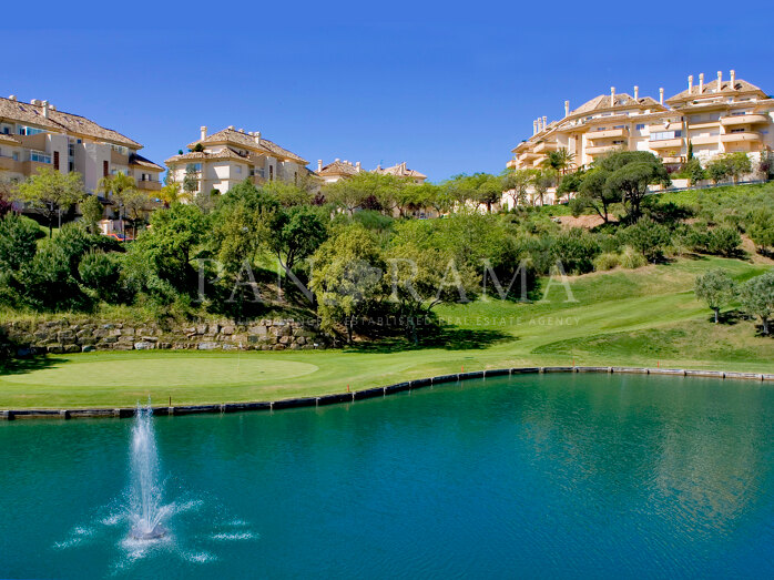 Exclusief penthouse met panoramisch uitzicht op zee, golf en meer in Elviria Hills