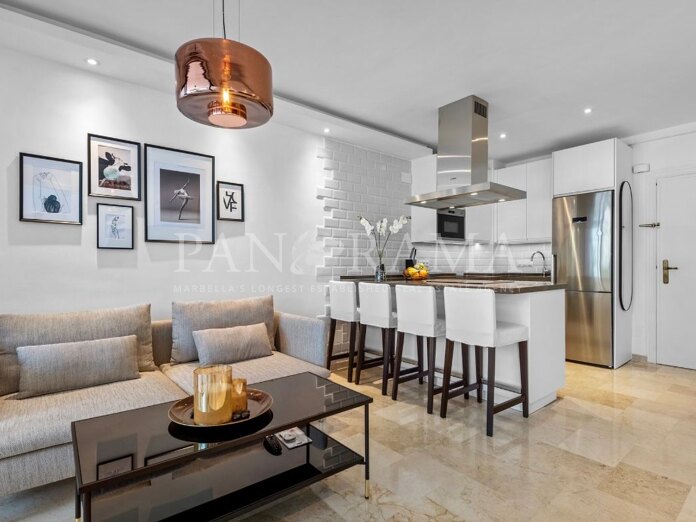 Bright apartment just meters from the beach in Puerto Banús