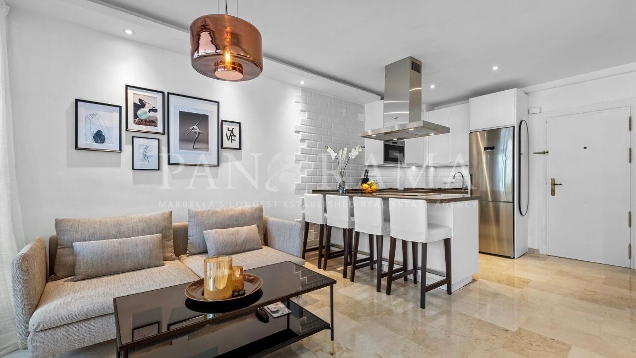 Bright apartment just meters from the beach in Puerto Banús