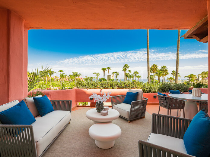 Elegant beachfront apartment in the stunning community of Cabo Bermejo, Estepona