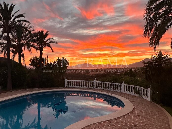 Sea-view villa project to renovate or rebuild in Hacienda Las Chapas