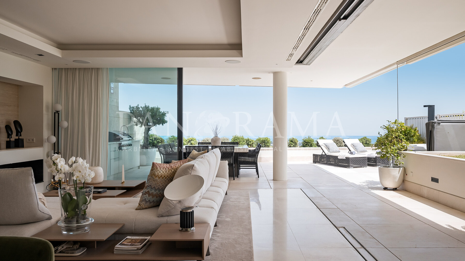 Un apartamento contemporáneo en La Quinta con vistas panorámicas al mar