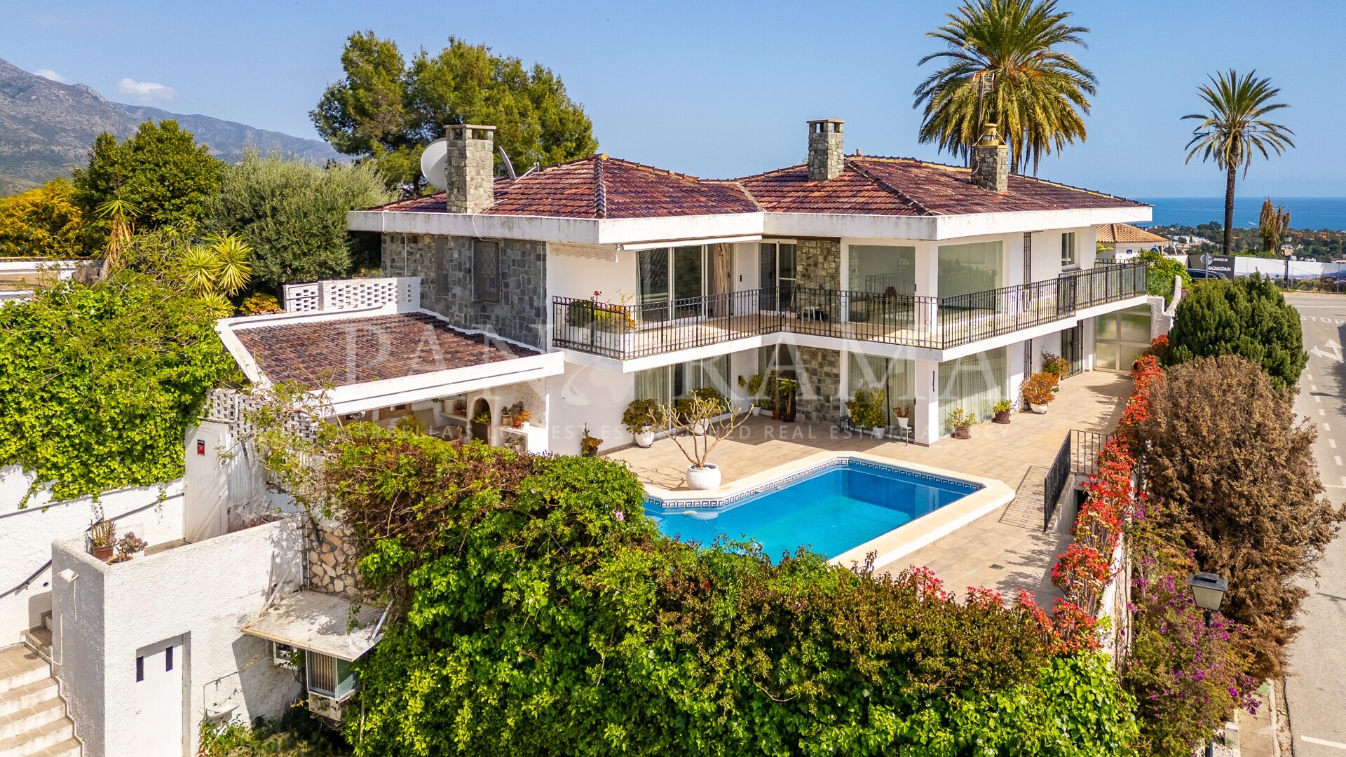 Excellente opportunité : Villa de rénovation de premier choix avec vues panoramiques à Magna Marbella, Nueva Andalucía