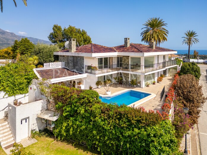 Excellente opportunité : Villa de rénovation de premier choix avec vues panoramiques à Magna Marbella, Nueva Andalucía