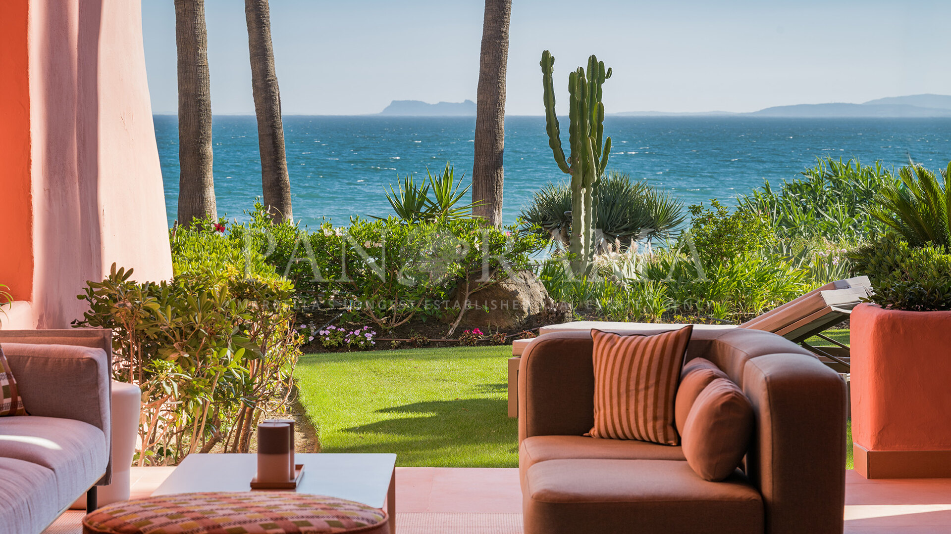 Erstlinien-Strandapartment in einer exklusiven Wohnanlage in Cabo Bermejo, Estepona