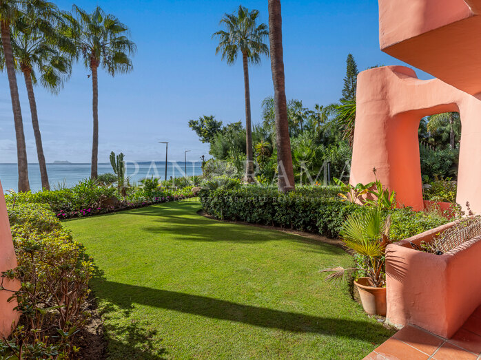 Erstlinien-Strandapartment in einer exklusiven Wohnanlage in Cabo Bermejo, Estepona