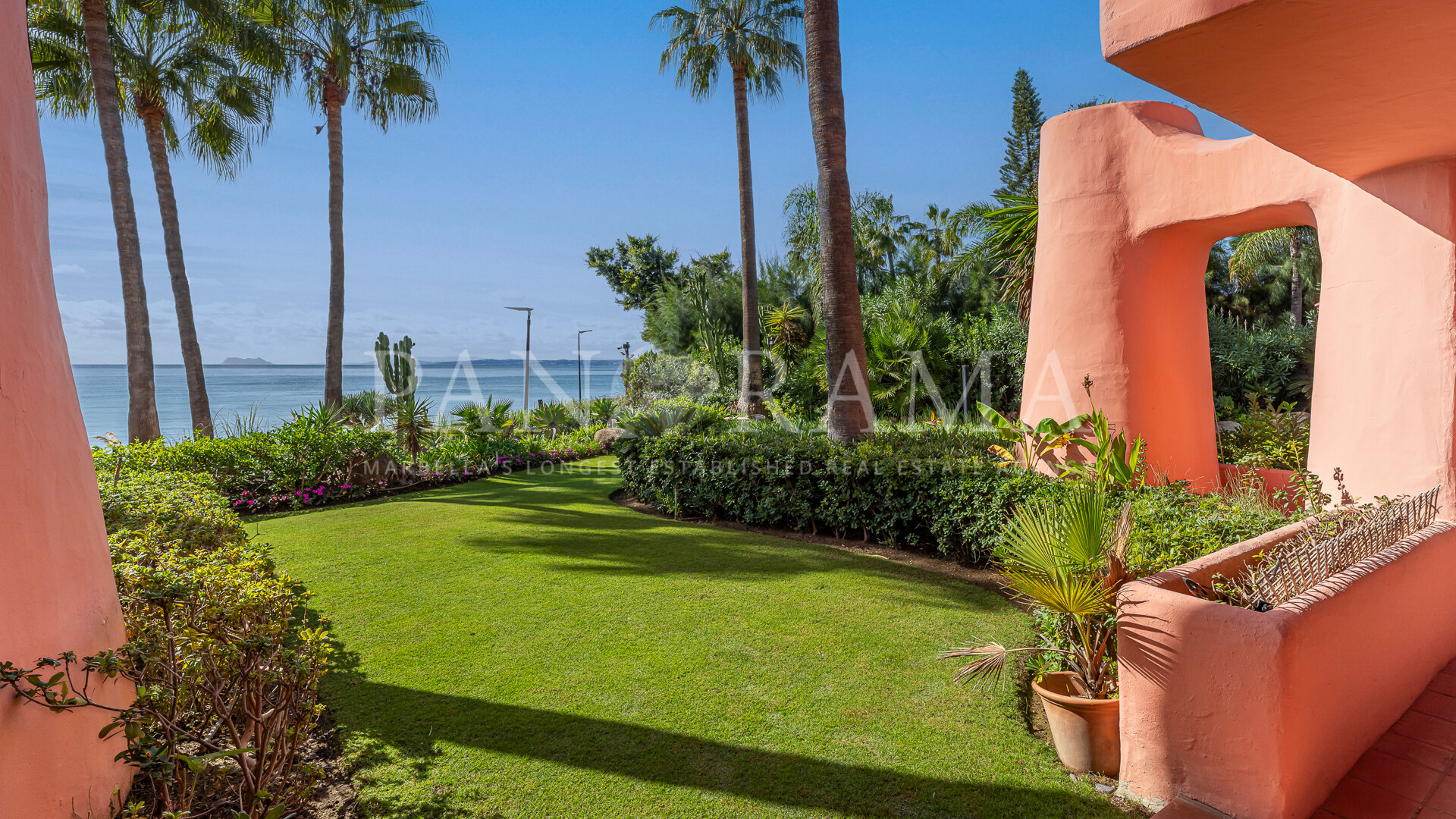 Erstlinien-Strandapartment in einer exklusiven Wohnanlage in Cabo Bermejo, Estepona