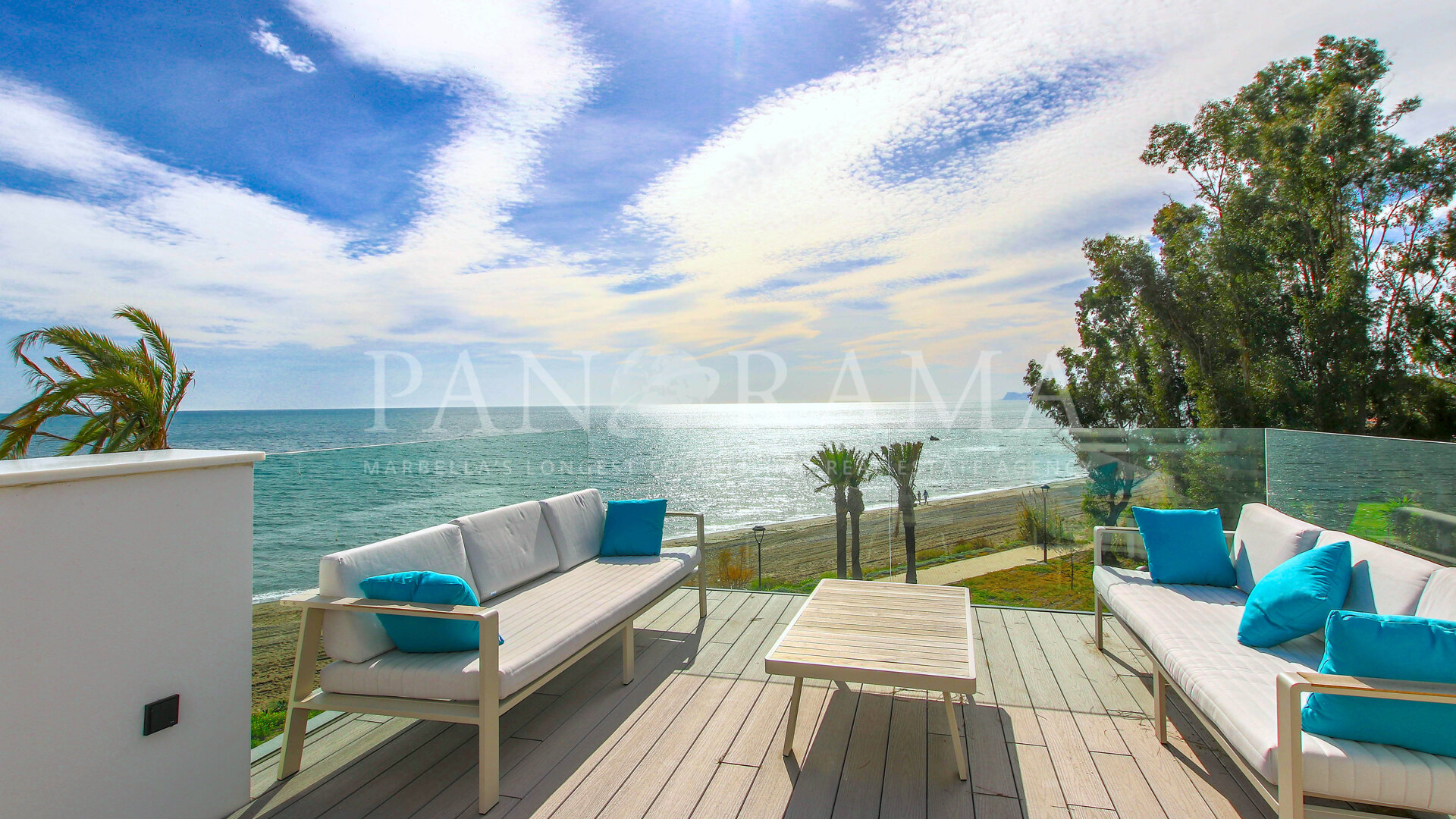 Maison mitoyenne moderne en première ligne de plage offrant une vue imprenable sur la mer à The Island, Estepona Ouest