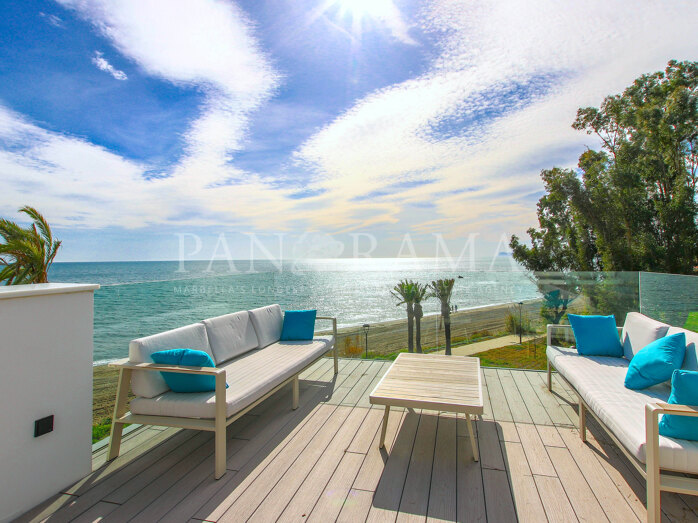 Maison mitoyenne moderne en première ligne de plage offrant une vue imprenable sur la mer à The Island, Estepona Ouest