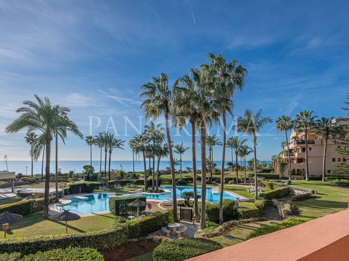 Elegant apartment in a gated beachfront community in Costalita del Mar
