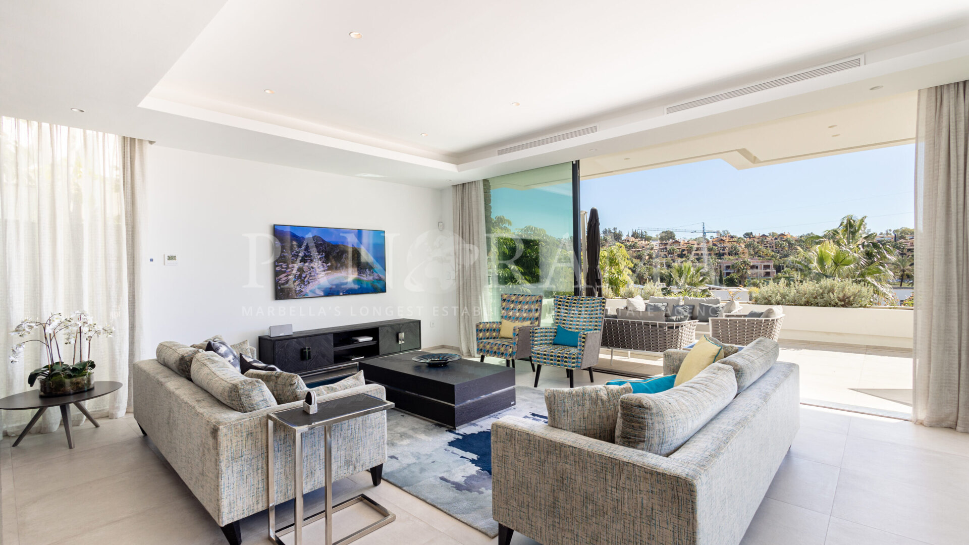 Villa con piscina infinita y espectaculares vistas al golf en Belfry, Estepona Este