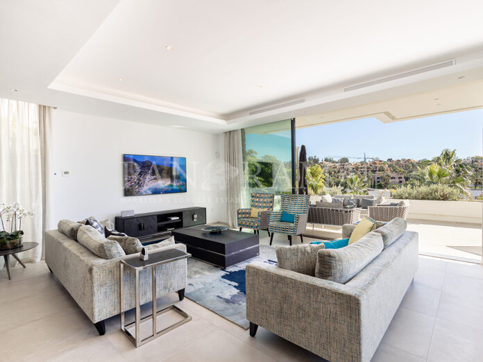 Villa with infinity pool and stunning golf views in Belfry, Estepona East