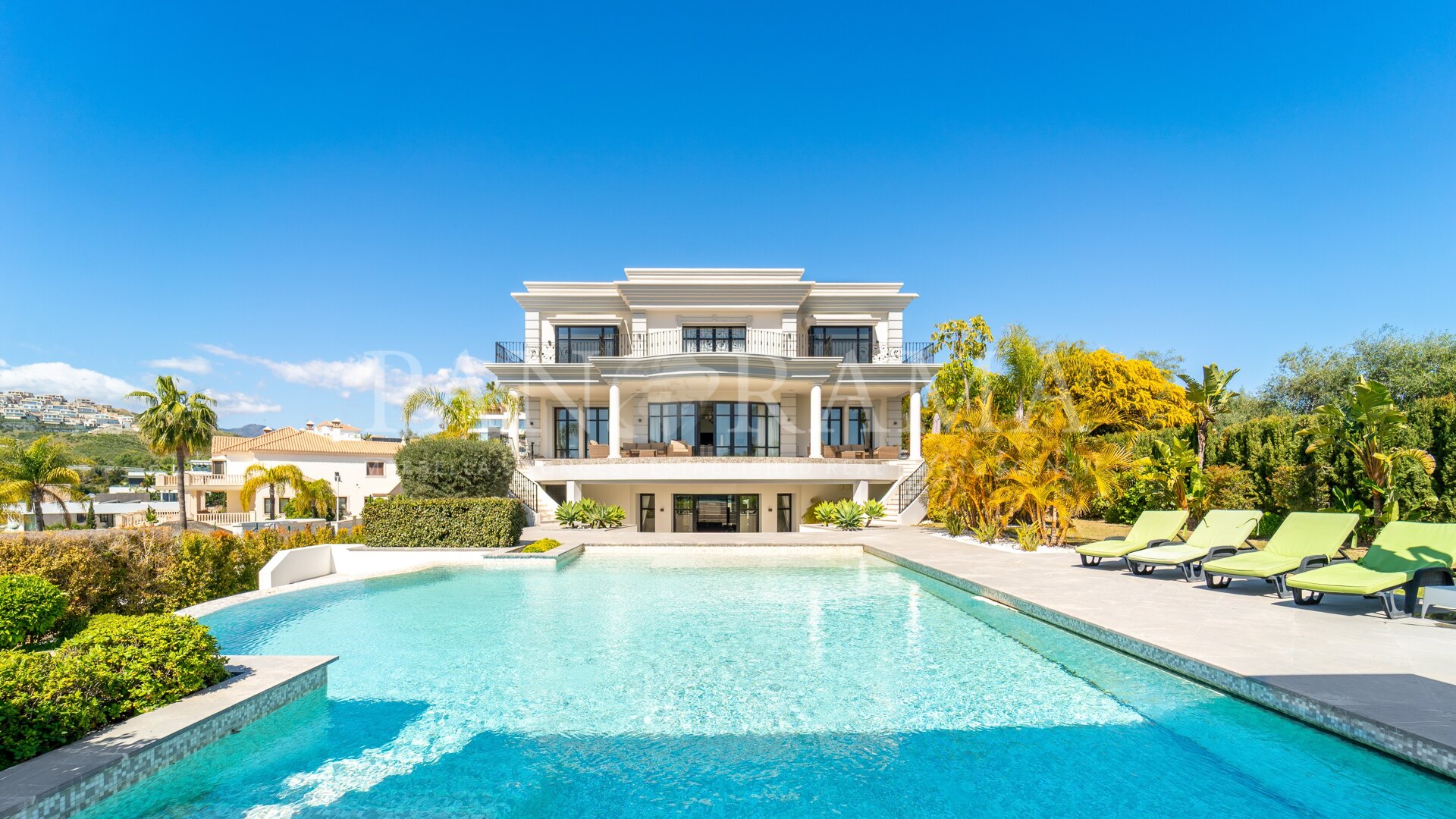 Spektakuläre Villa mit zeitloser Eleganz und Ruhe in Los Almendros, Benahavís