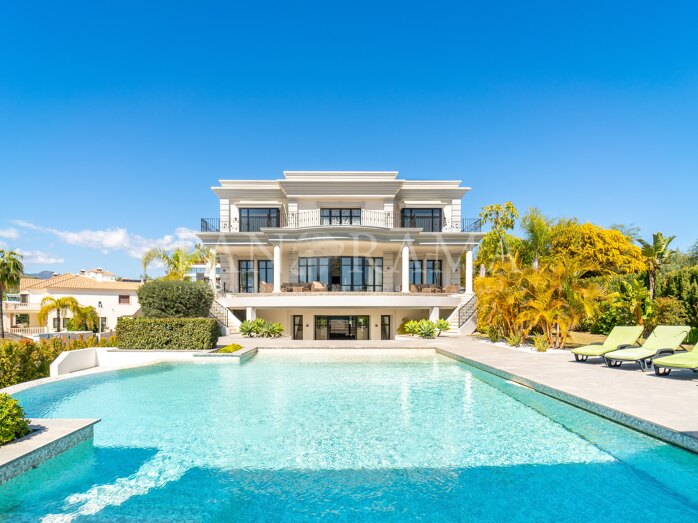 Villa spectaculaire offrant un luxe intemporel et une tranquillité absolue à Los Almendros, Benahavís.