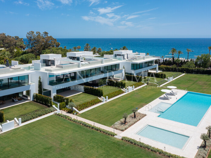Magnífica villa adosada en una céntrica ubicación de la Milla de Oro y a poca distancia de la playa