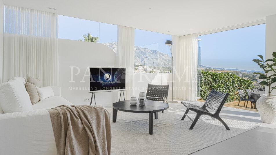 Impecable apartamento con vistas panorámicas al mar y a la montaña en Nueva Andalucía