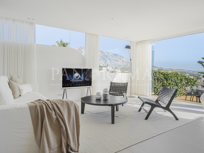 Impeccable apartment with panoramic sea and mountain views in Nueva Andalucía