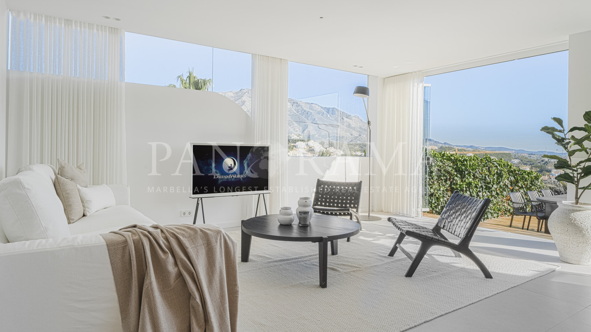 Impecable apartment with panoramic sea and mountain views in Nueva Andalucía