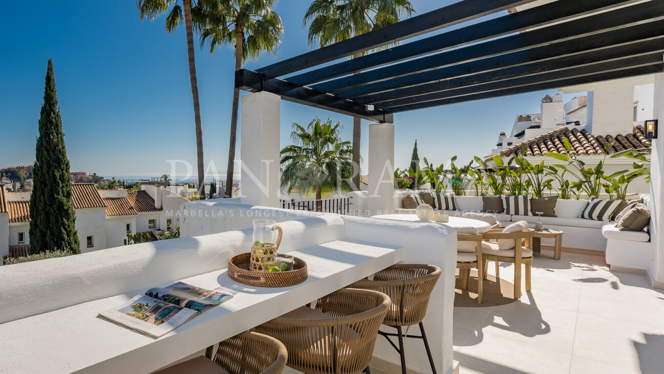 Elegant corner penthouse with panoramic views in Nueva Andalucía