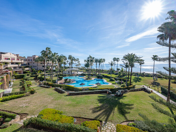 Elegant turnkey beachside apartment in Costalita del Mar