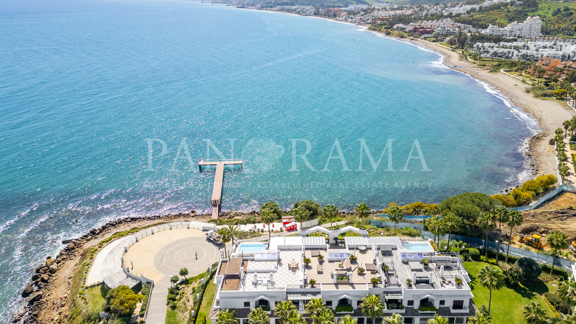 Elegante strandnahe Wohnung mit zwei Schlafzimmern und teilweisem Meerblick in Doncella Beach