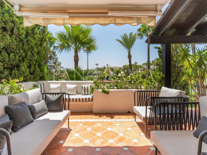 Impecable apartamento junto al mar y con vistas a los jardines maduros en Marina Puente Romano