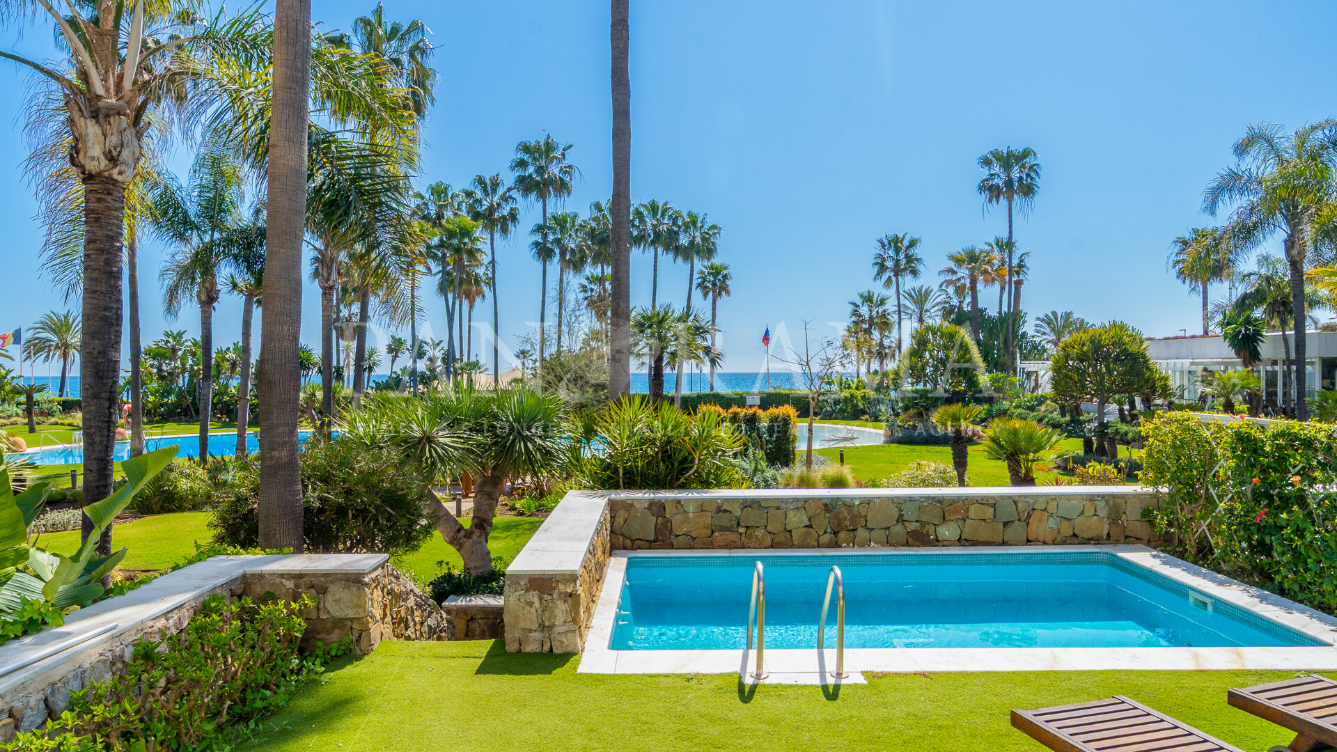 Front line beach apartment with sea views and private pool in Los Granados II