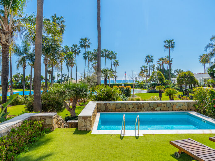 Front line beach apartment with sea views and private pool in Los Granados II