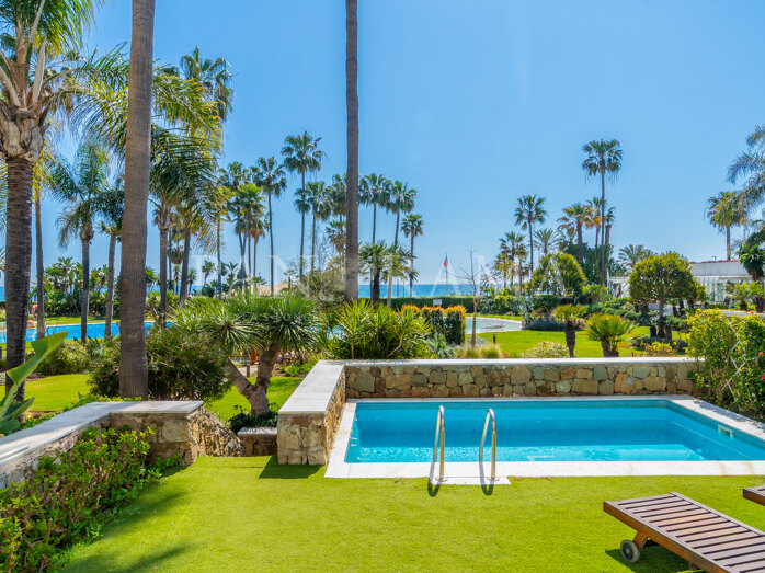 Front line beach apartment with sea views and private pool in Los Granados II