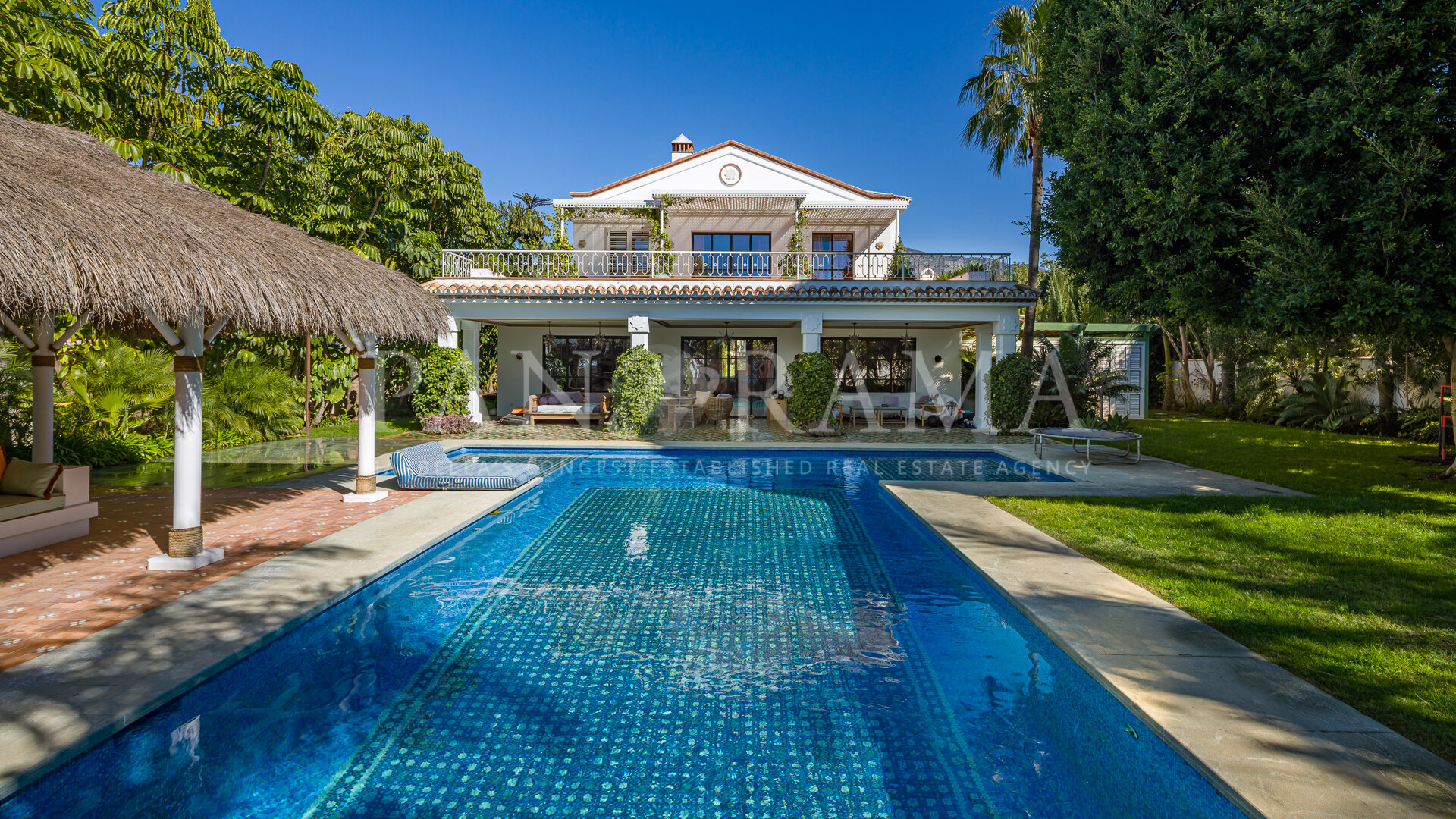 Villa andaluza en Nueva Andalucía a solo minutos de los mejores campos de golf y Puerto Banús