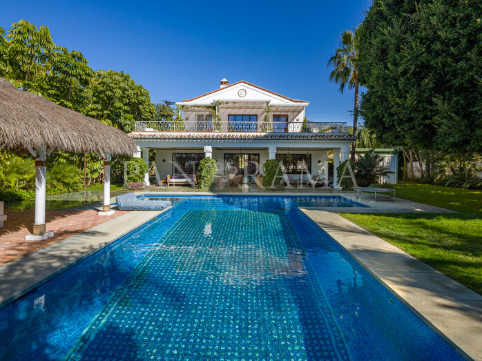 Andalusische villa in Nueva Andalucía, op slechts enkele minuten van topgolfbanen en Puerto Banús