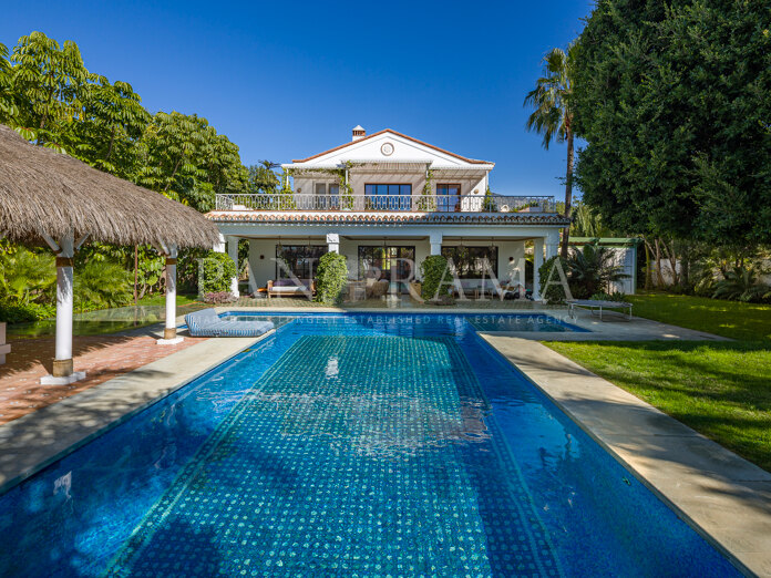 Villa andaluza en Nueva Andalucía a solo minutos de los mejores campos de golf y Puerto Banús