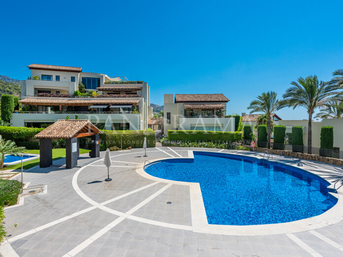 Amplio y elegante dúplex en planta baja en una tranquila y cuidada urbanización cerrada